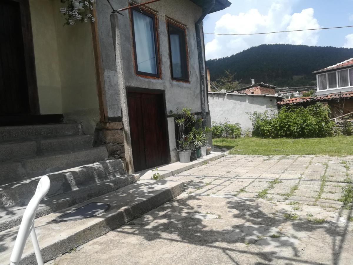 Къща Христини Hotell Kalofer Exteriör bild